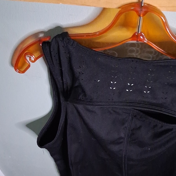 Elegant Black Sleeveless Tank Top - Picture 8 of 10